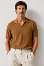 Men's short-sleeve polo shirt with ribbed fabric and open collar