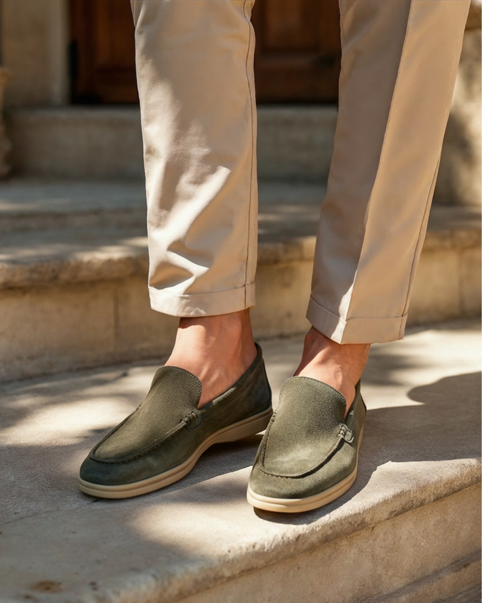 Men's slip-on loafers with moccasin toe and low heel