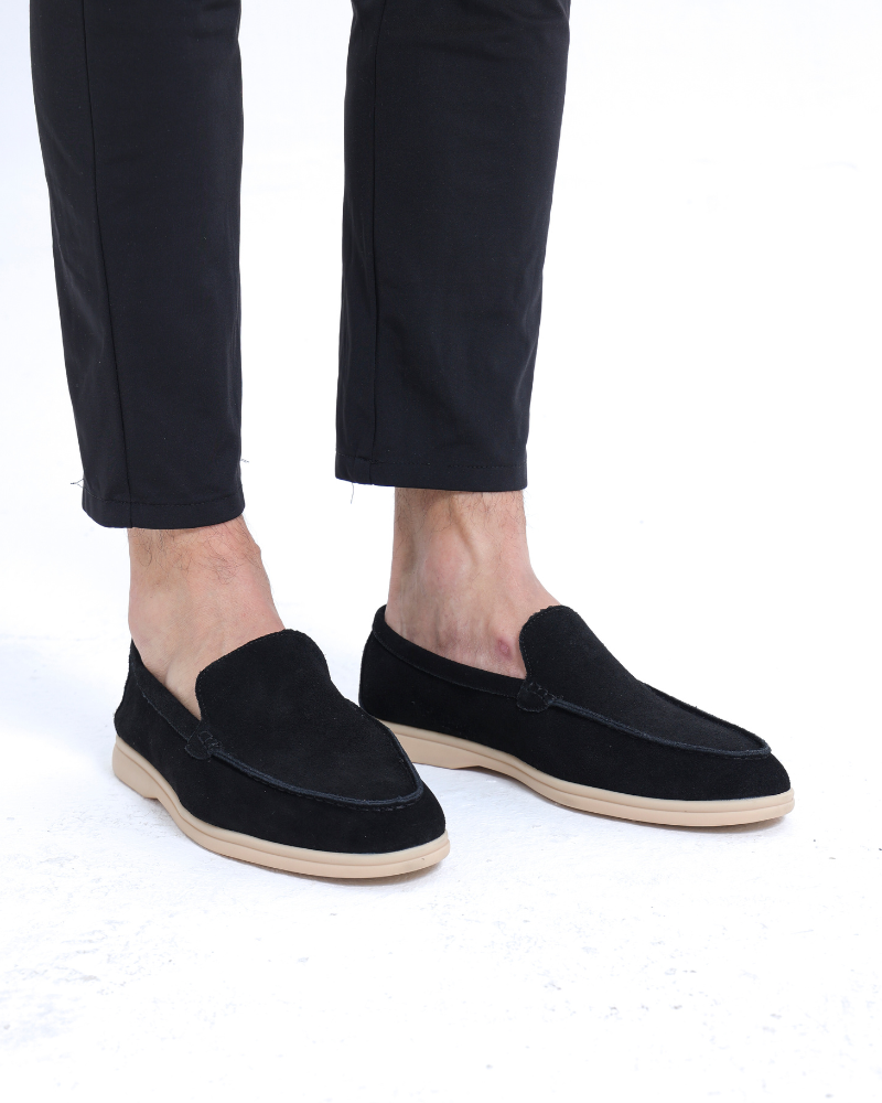 Men's slip-on loafers with moccasin toe and low heel