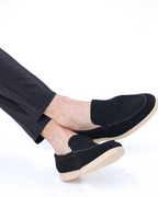Men's slip-on loafers with moccasin toe and low heel