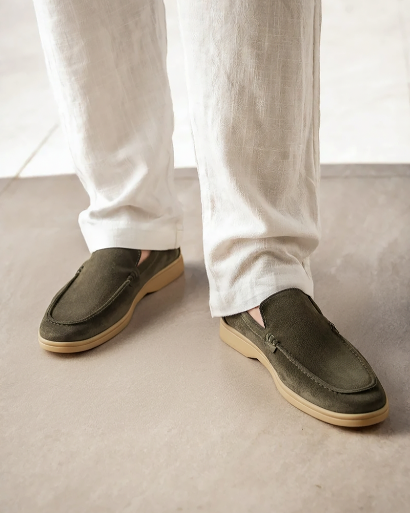 Men's slip-on loafers with moccasin toe and low heel