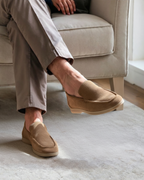 Men's slip-on loafers with moccasin toe and low heel