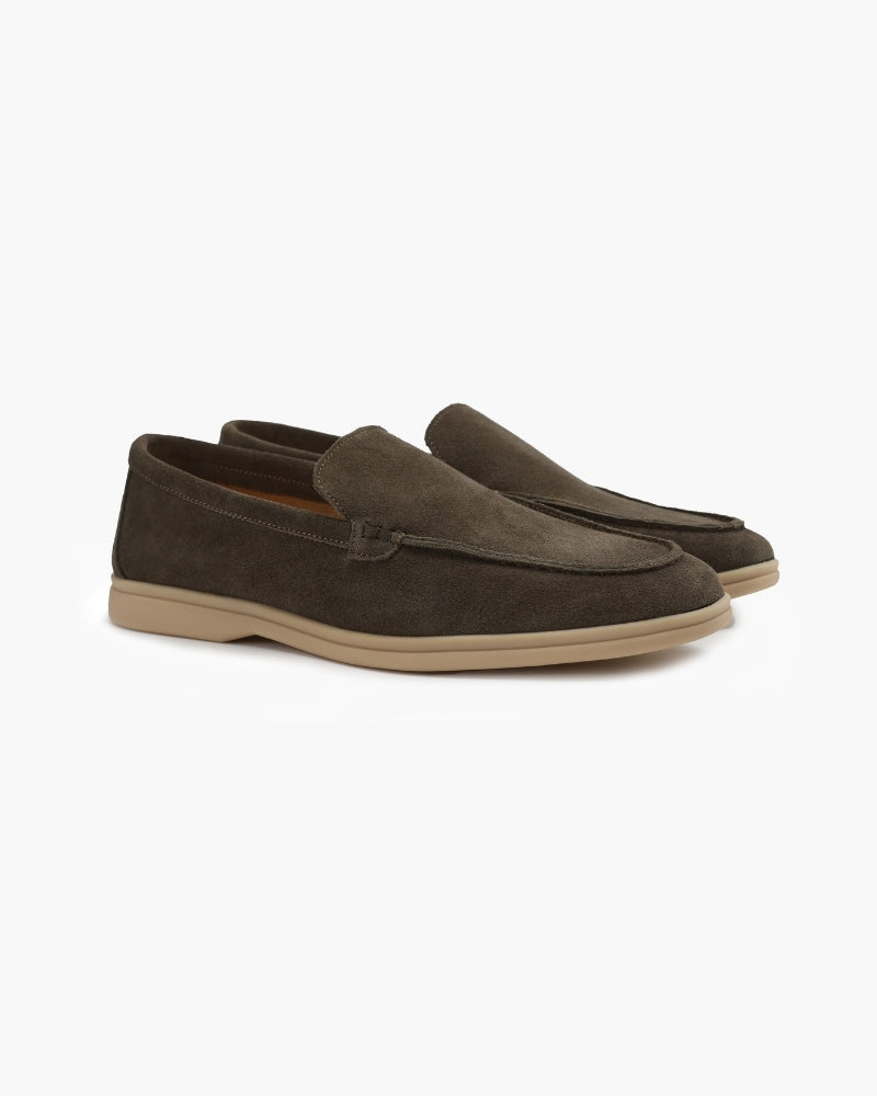 Men's slip-on loafers with moccasin toe and low heel