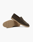 Men's slip-on loafers with moccasin toe and low heel