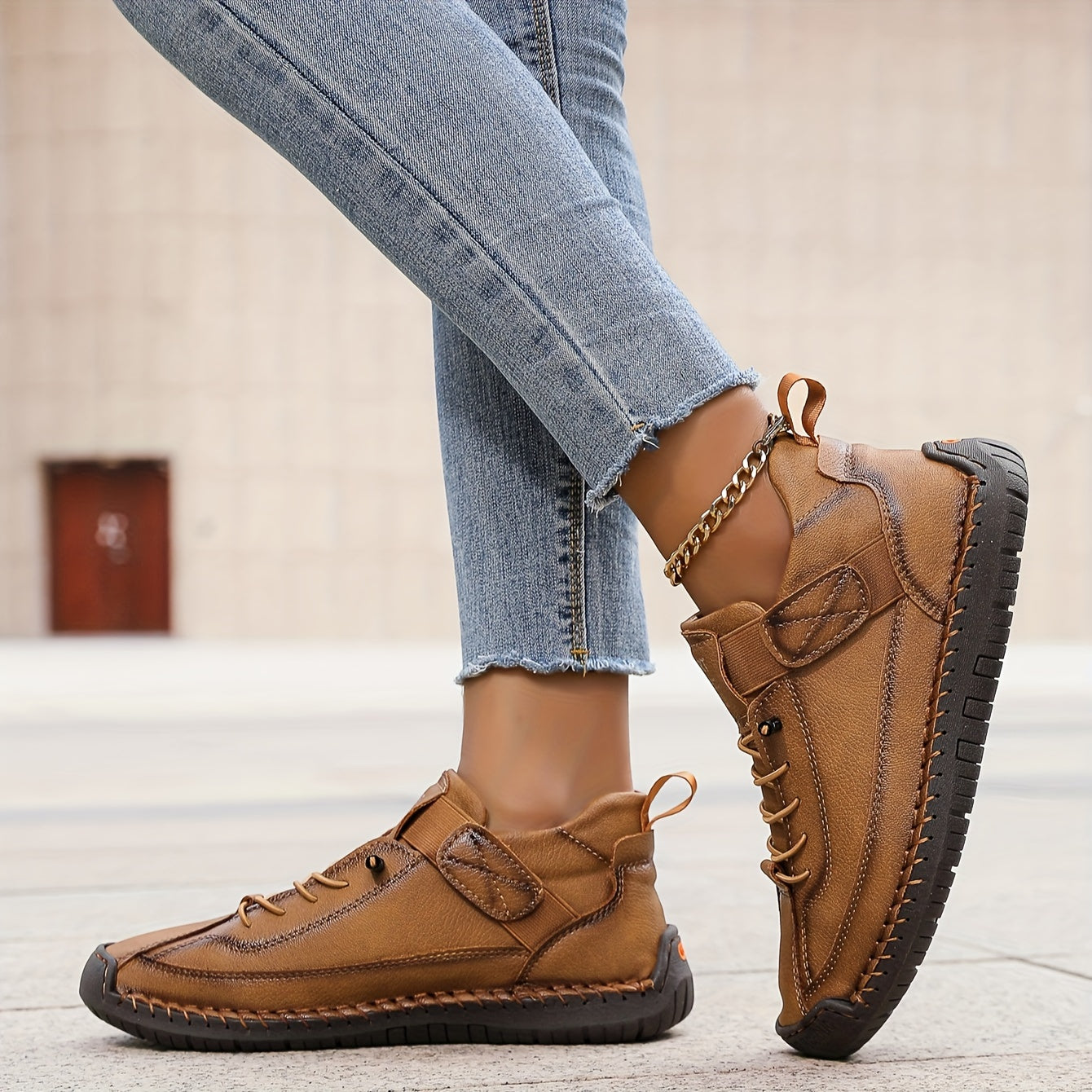Women's lace-up flat weekend sneakers