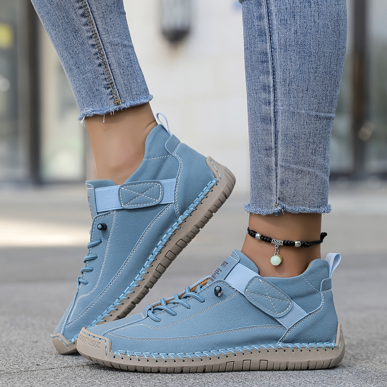 Women's lace-up flat weekend sneakers