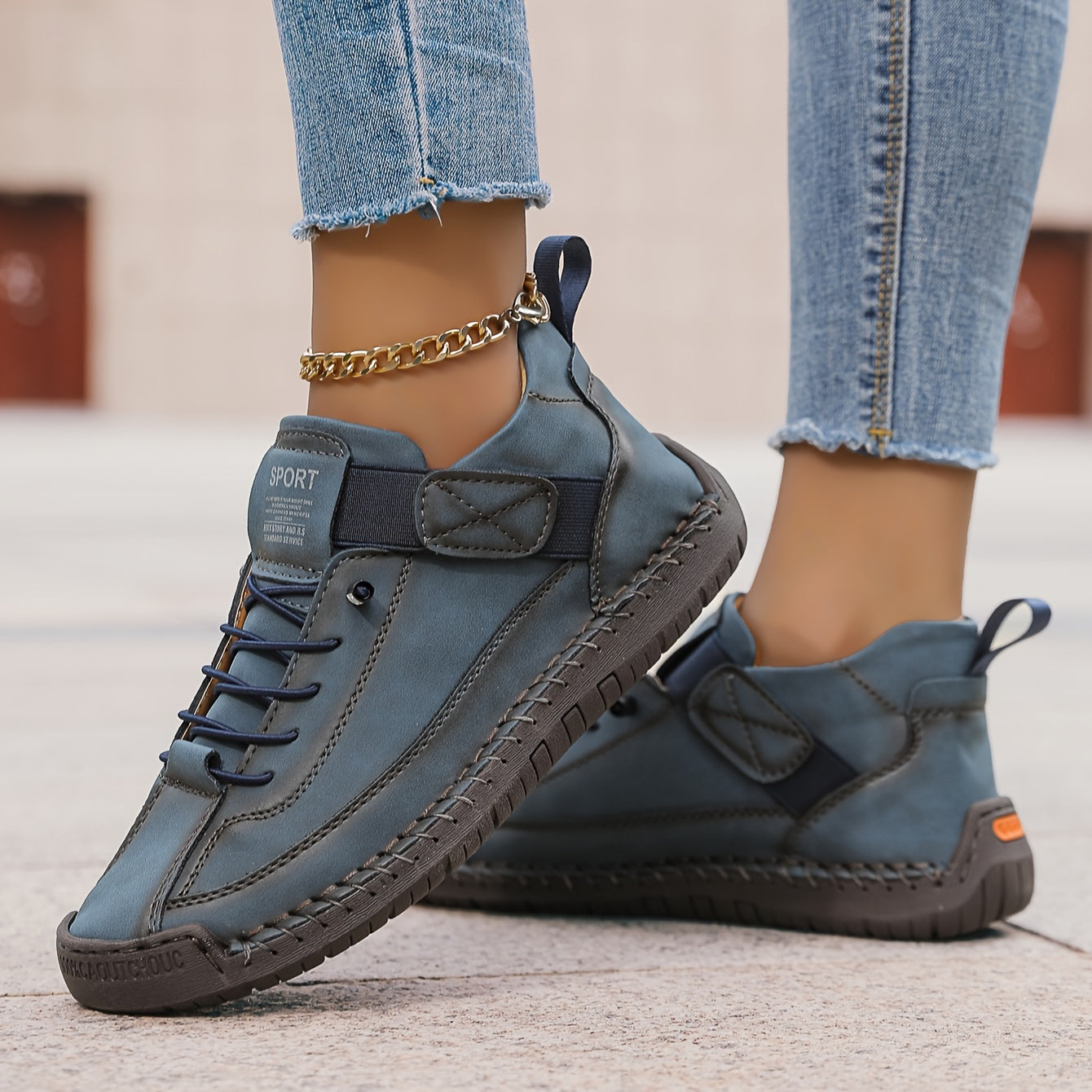 Women's lace-up flat weekend sneakers