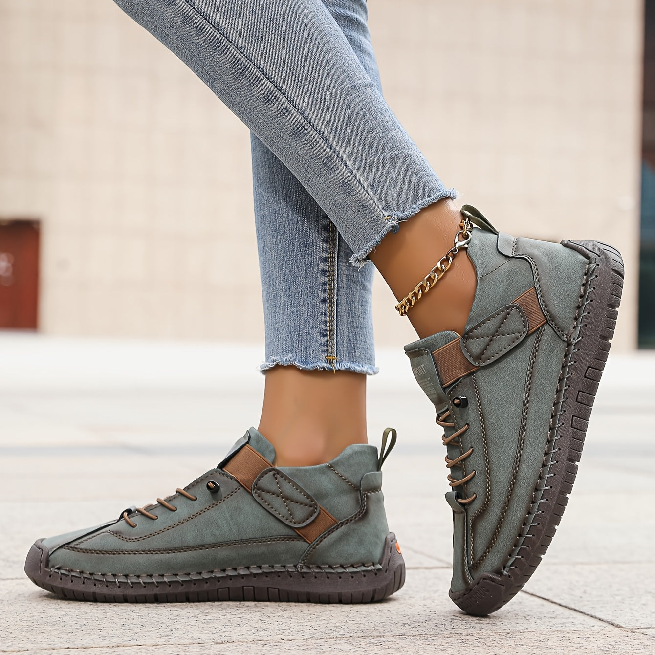 Women's lace-up flat weekend sneakers
