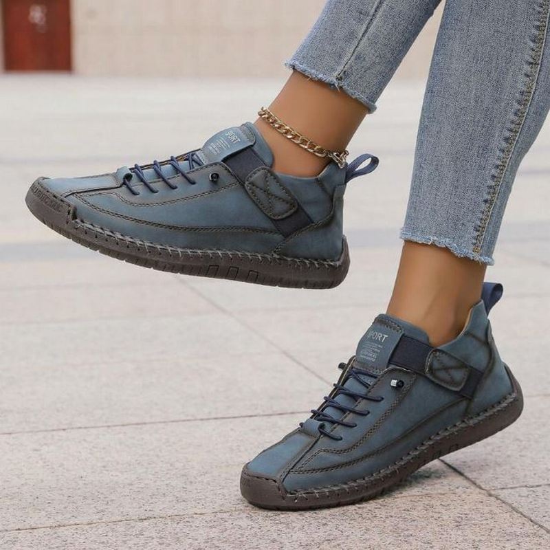 Women's lace-up flat weekend sneakers